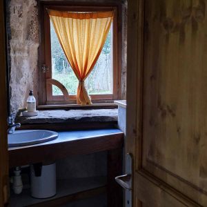 valle-grande-aveyron-gite-groupe-retraite-yoga-nature-gite-calice-petit-2-4-personnes-salle-de-bain-1