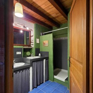 valle-grande-aveyron-gite-groupe-retraite-yoga-nature-gite-corolle-grand-4-6-personnes-salle-de-bain-1