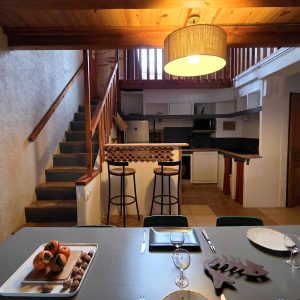 valle-grande-aveyron-gite-groupe-retraite-yoga-nature-gite-corolle-grand-4-6-personnes-table-a-manger-2